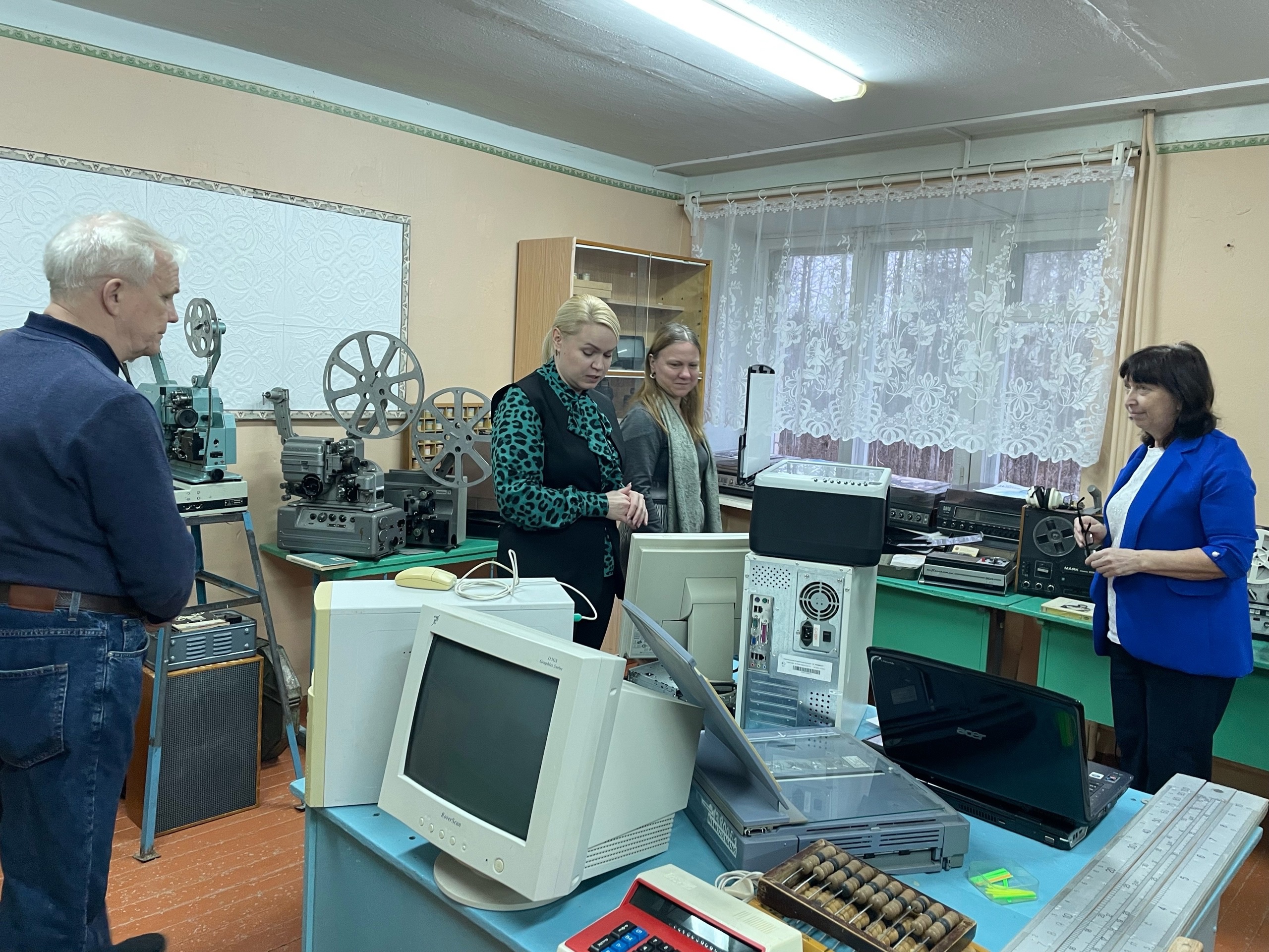 На экскурсии в школьном музее побывали обучающиеся 8, 9 классов и представители управления образования..